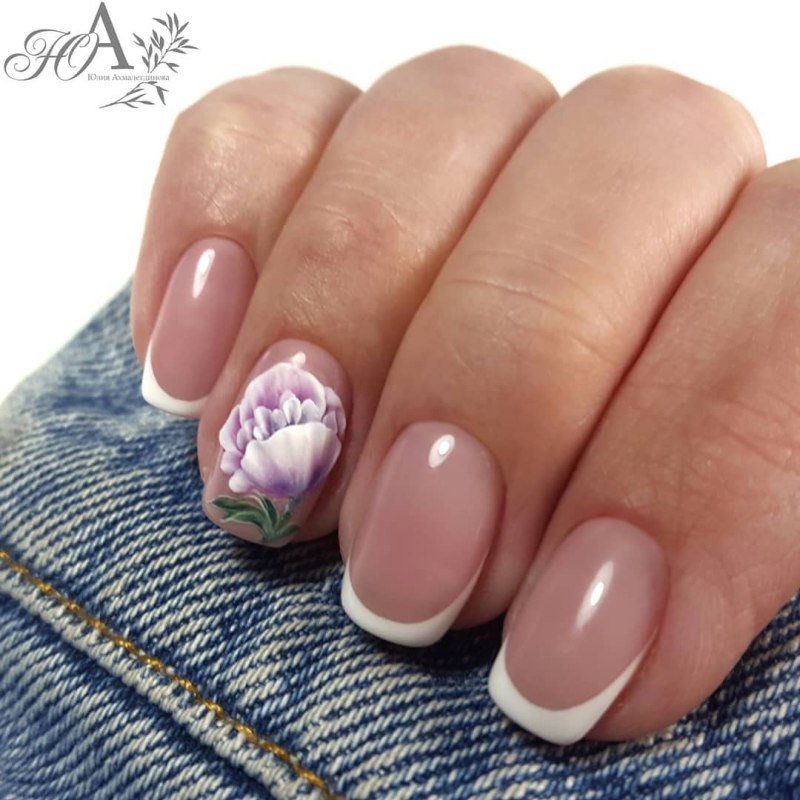 Маникюр с пионами