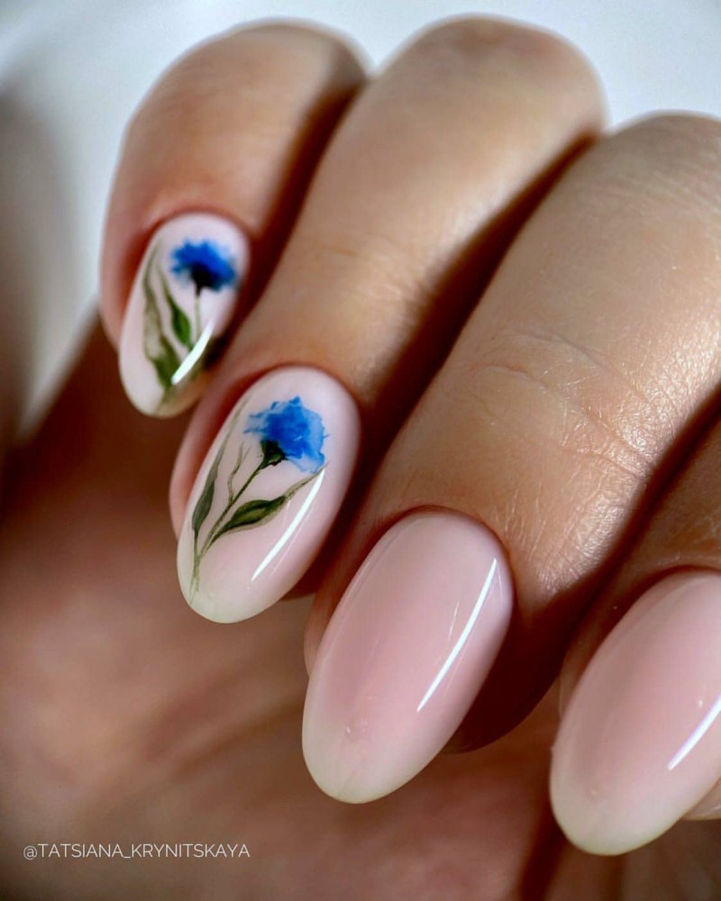 Василек на ногтях