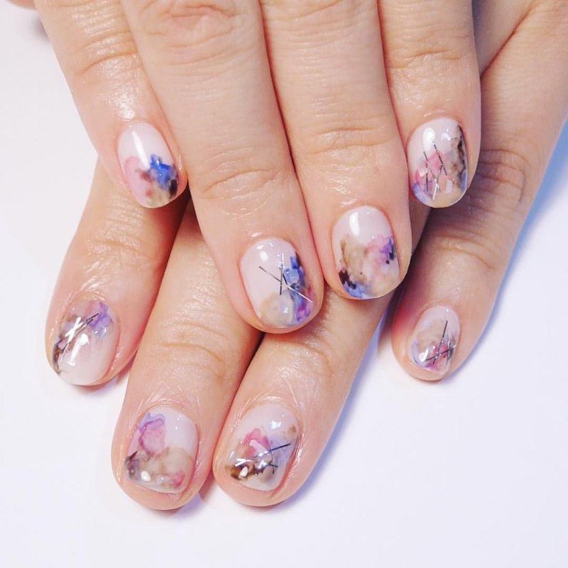 Прозрачный маникюр на короткие