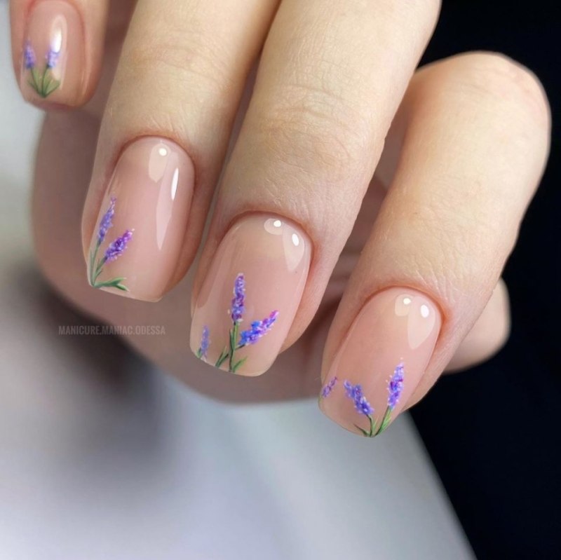 Прозрачный маникюр с акварелью