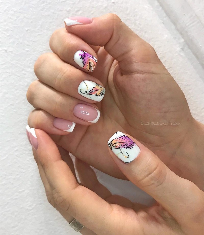 Маникюр со слайдерами и стразами