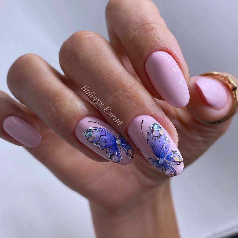 Маникюр лето 2020 с бабочками