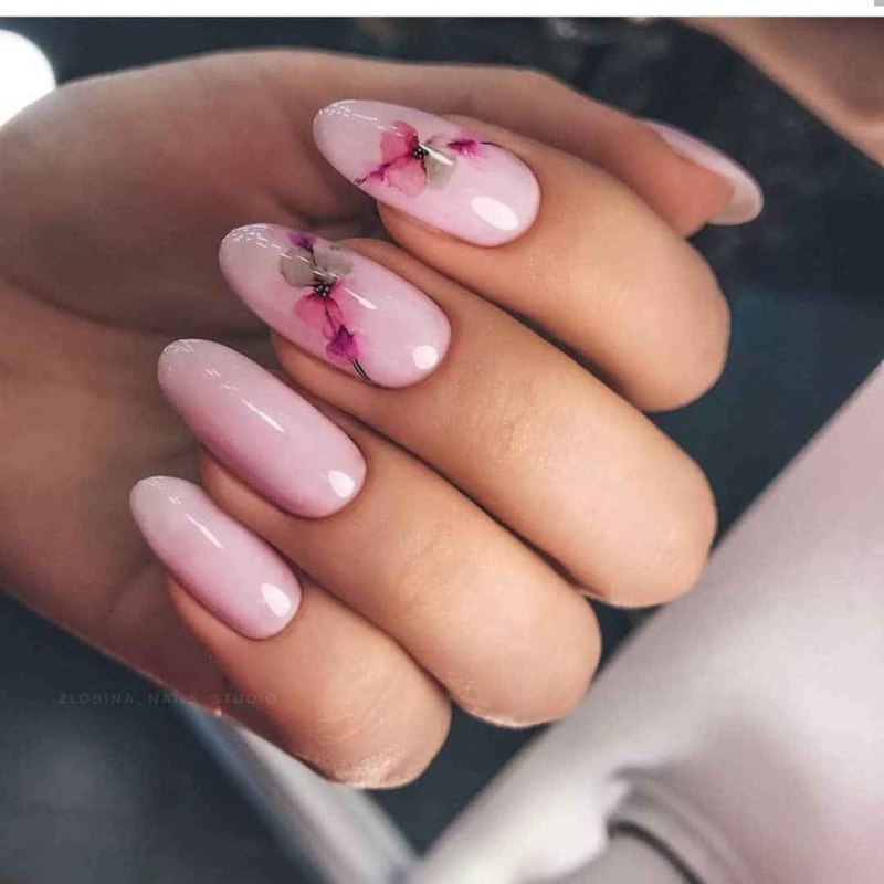 Нежная акварель на ногтях