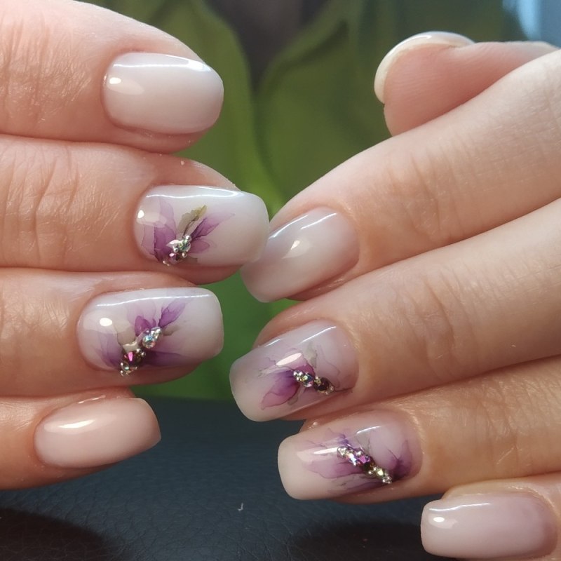 Маникюр нюд с цветами