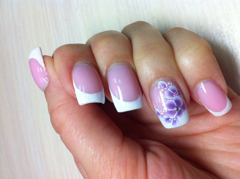 Французский маникюр с акварелью