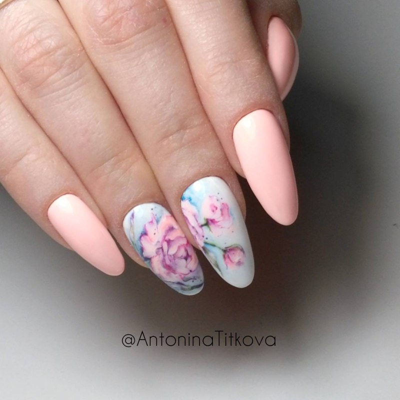 Маникюр с пионами