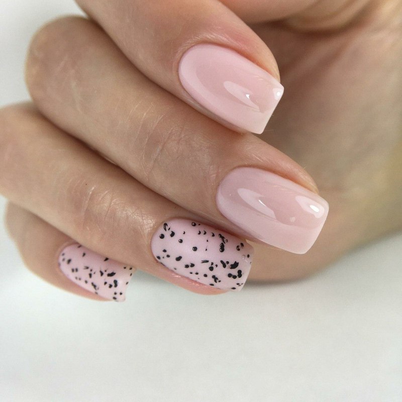 Нежный маникюр на короткие