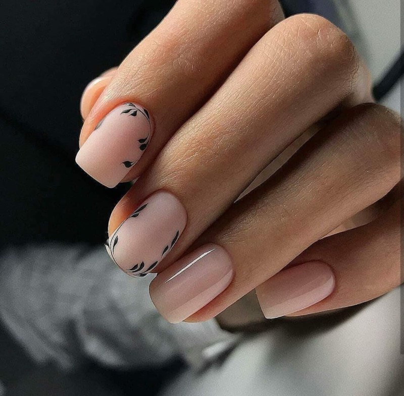 Нюдовый маникюр 2021 на короткие квадратные ногти