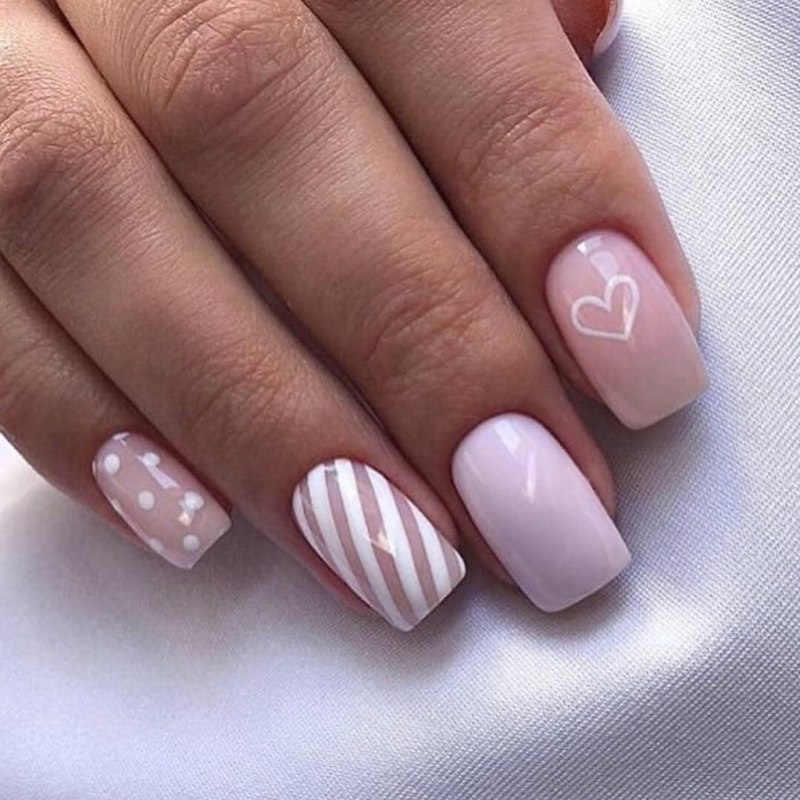 Маникюр розовый с белыми полосками