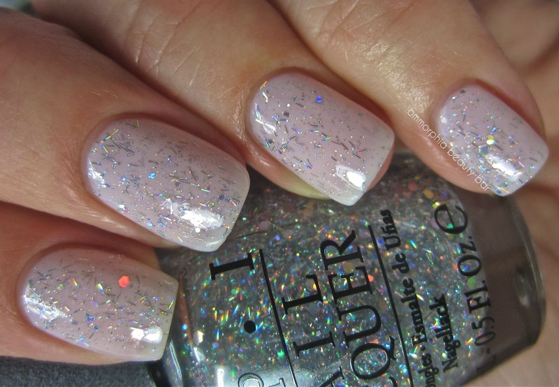 Маникюр бежевый с блестками