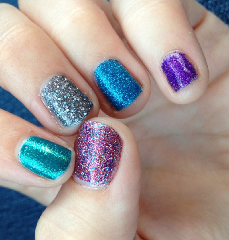 Маникюр растяжка блестками