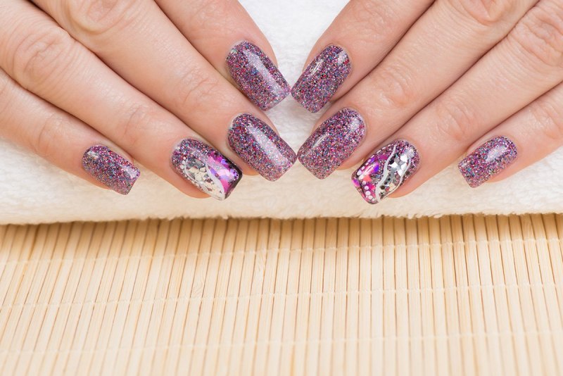 Красивый маникюр с блестками