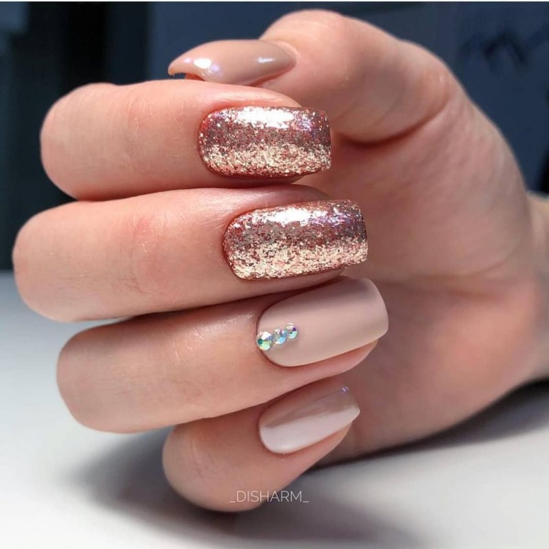 Маникюр с блестками