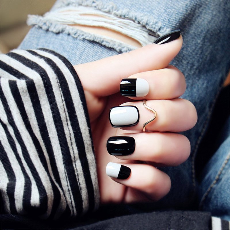 Ногти черно белые со стразами