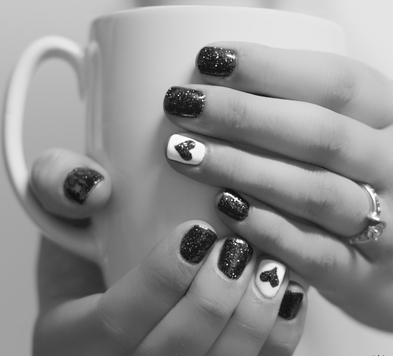 Чёрный маникюр со стразами