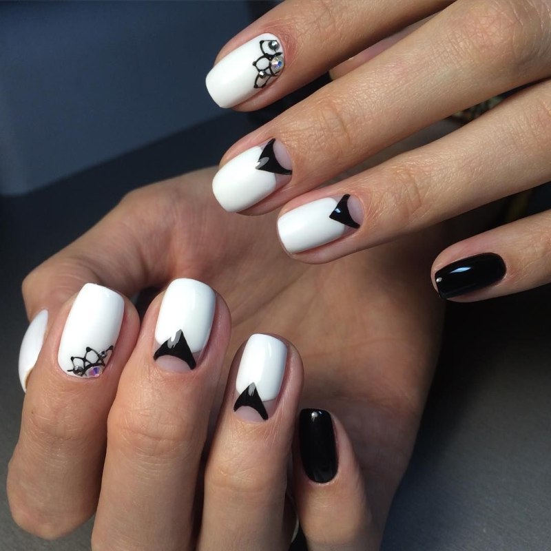 Чёрно-белый маникюр