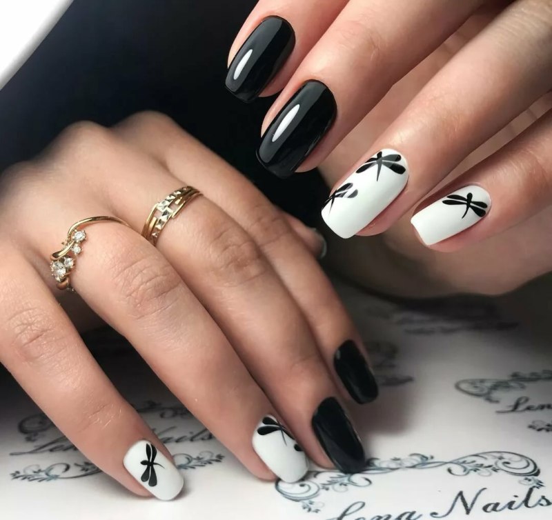Маникюр с черно белыми полосками