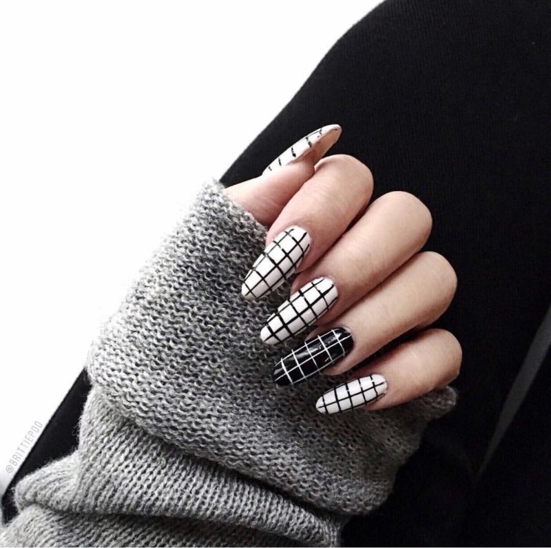 Маникюр белый с черным
