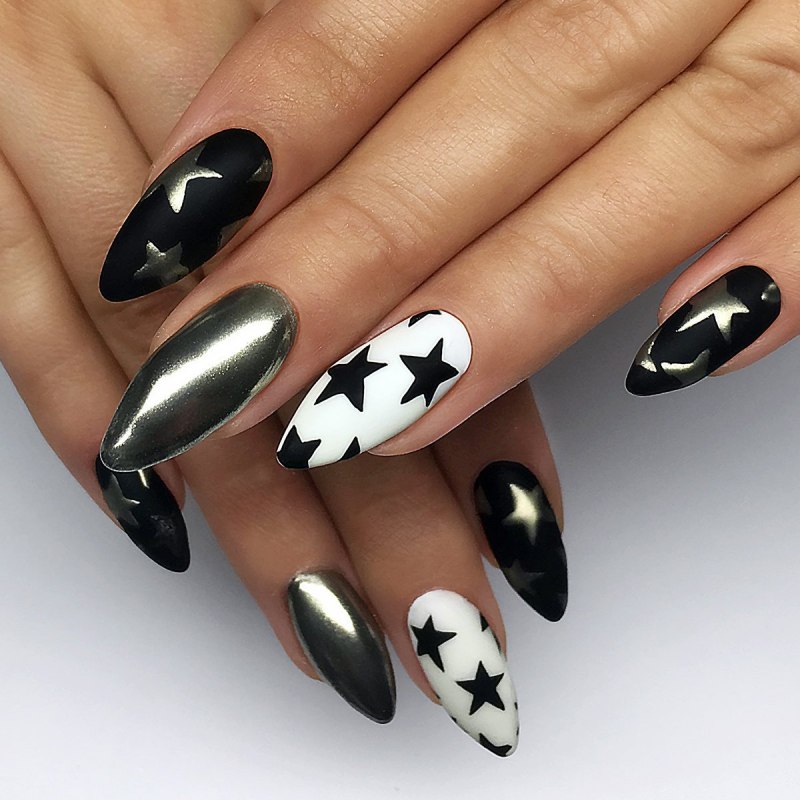 Черные ногти с белой змеей