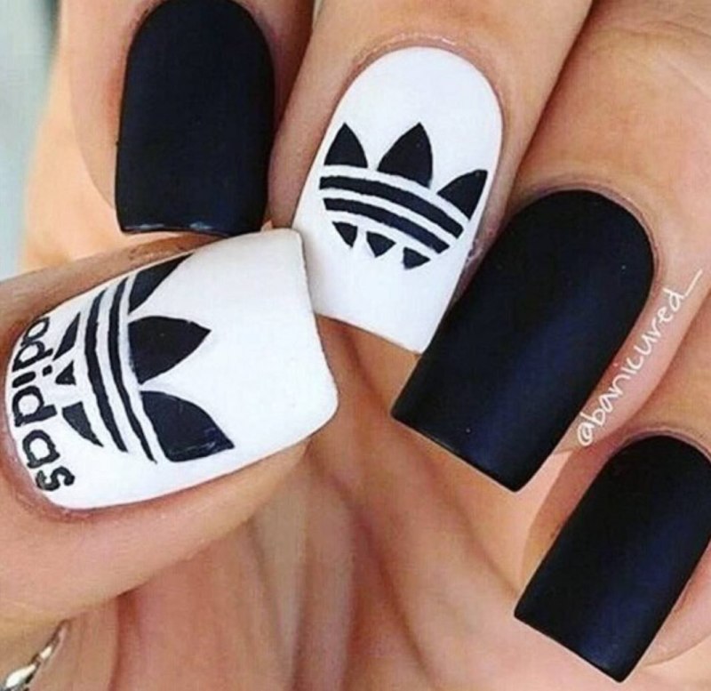 Маникюр в черно белом стиле