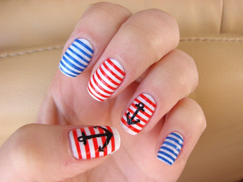 Маникюр на короткие ногти с полосками