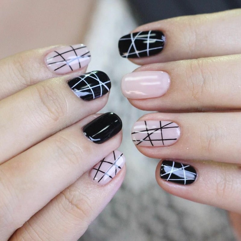 Прозрачный маникюр с полосками