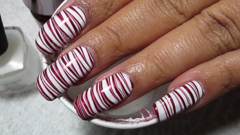 Маникюр с нарисованными полосками квадрата