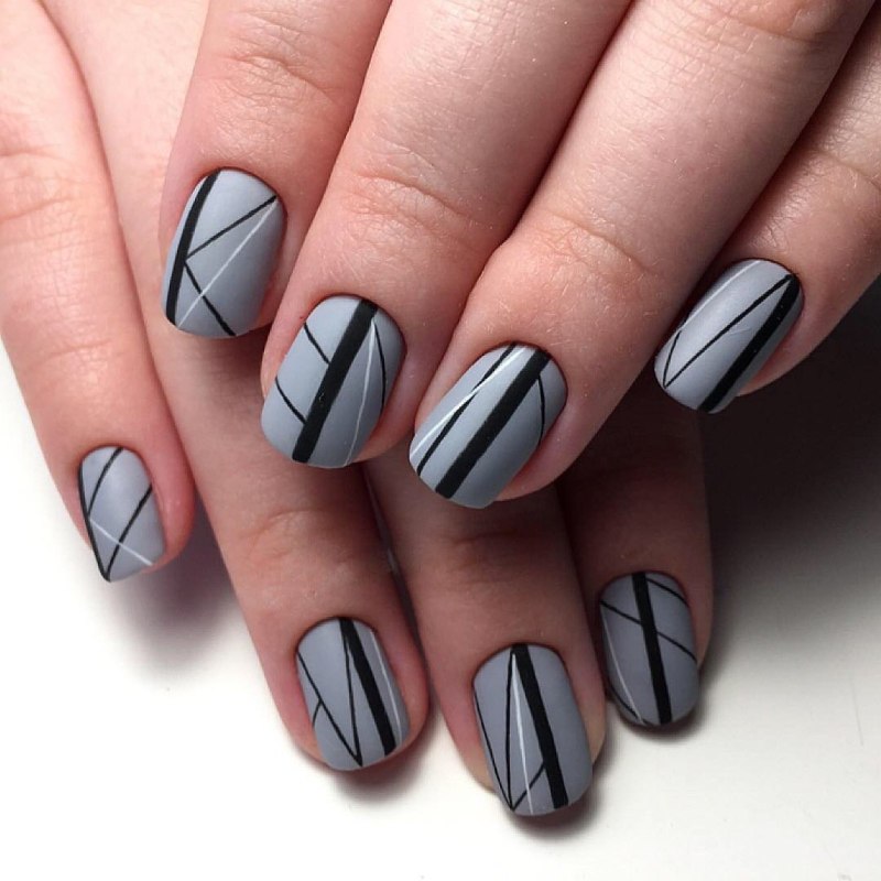 Маникюр розовый с полосками