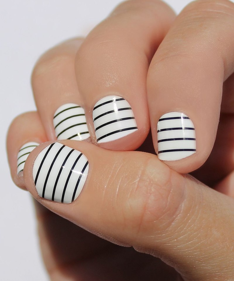 Белый маникюр с полосками