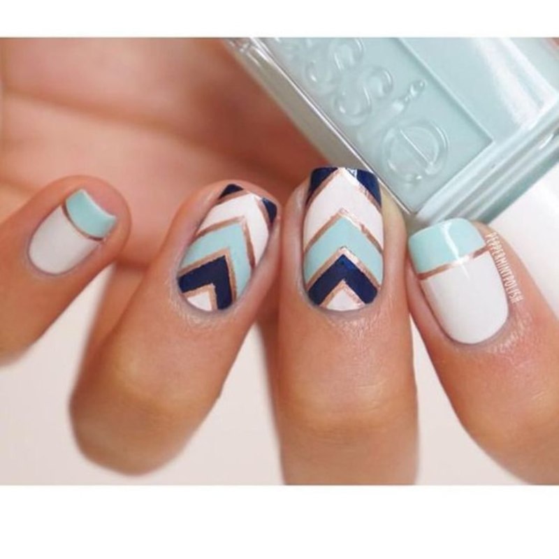 Синий маникюр с полосками