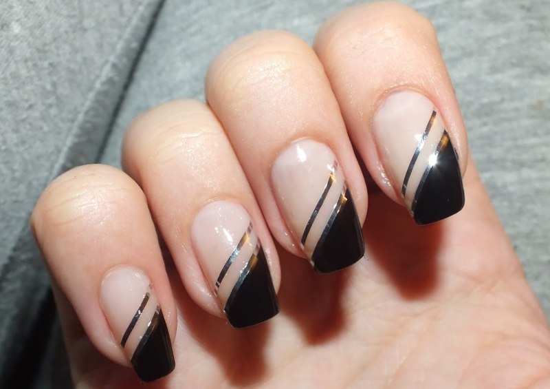 Маникюр с вертикальными полосками