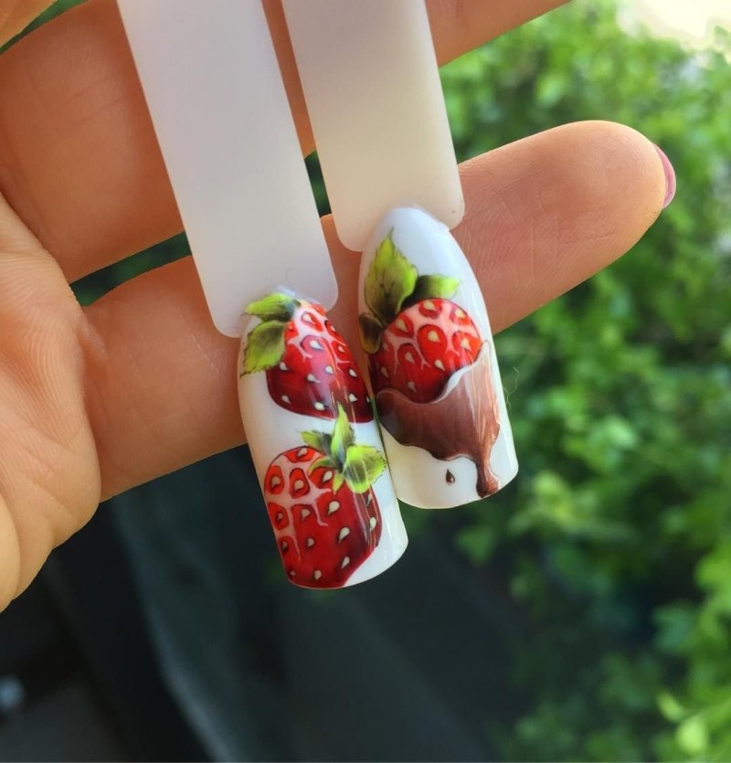 Фрукты на ногтях