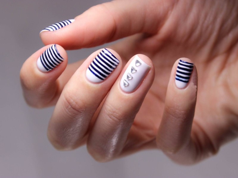 Маникюр с полосками лентами