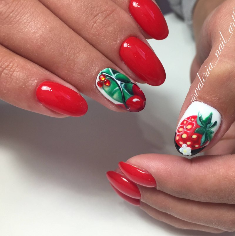 Ягодный маникюр