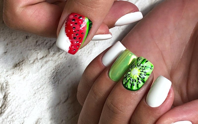 Маникюр с фруктами и ягодами