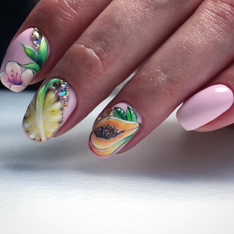 Фрукты на ногтях