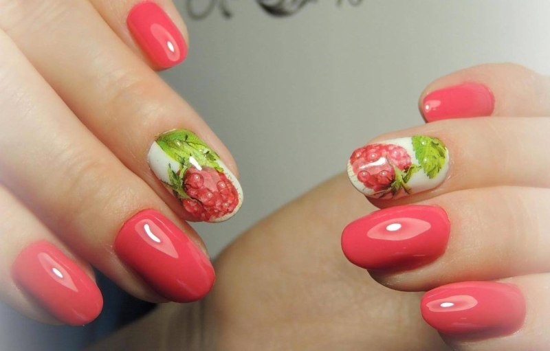 Маникюр с клубникой