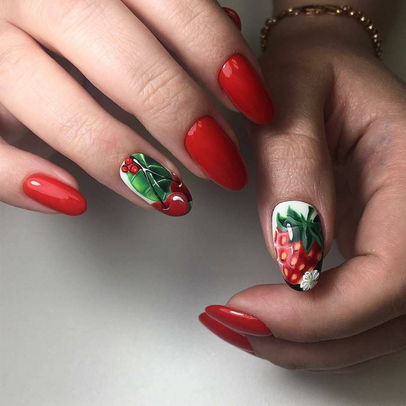 Маникюр с ягодами