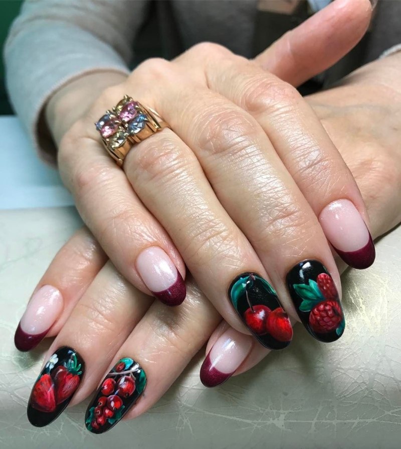 Ягодный маникюр