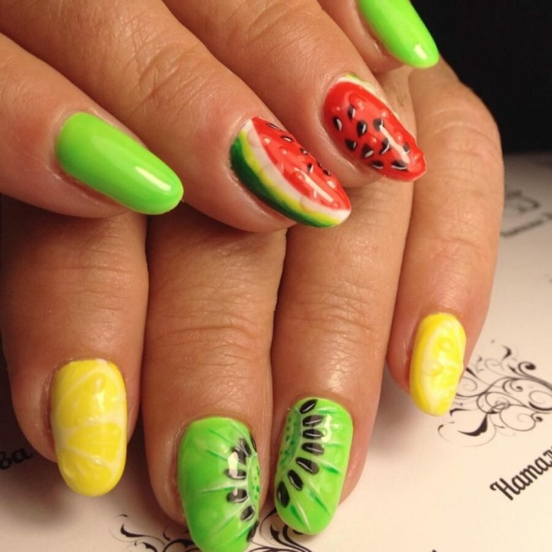 Фрукты на ногтях