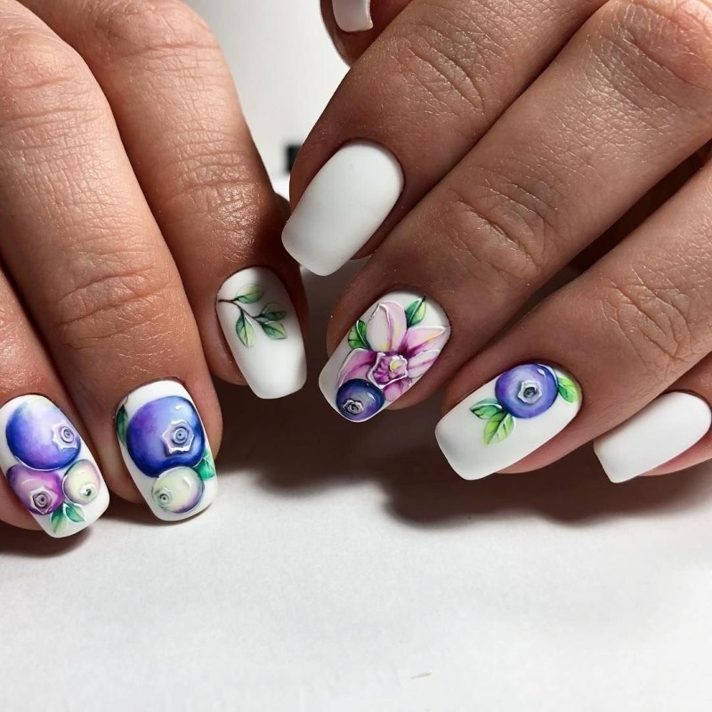 Маникюр с ягодами