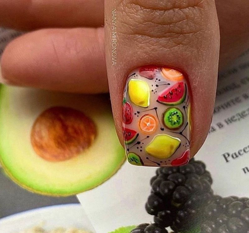 Маникюр с фруктами
