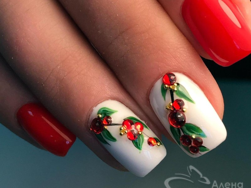 Ягоды на ногтях
