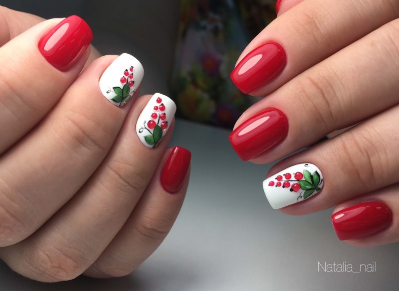 Маникюр с ягодами