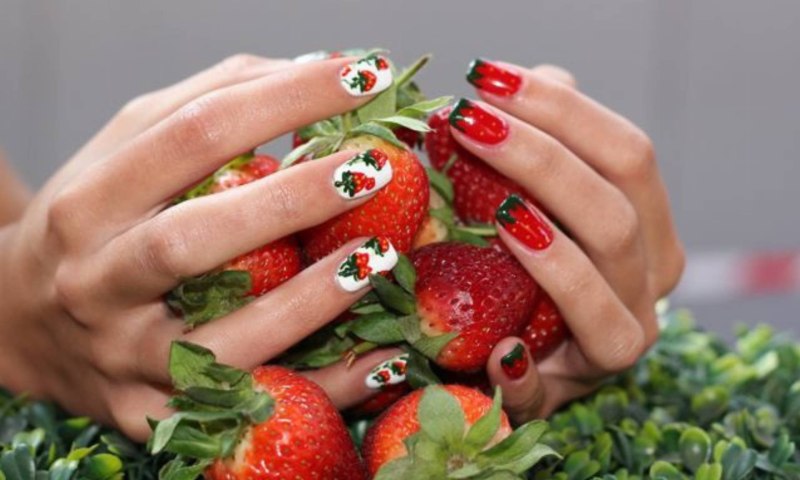 Клубника на ногтях