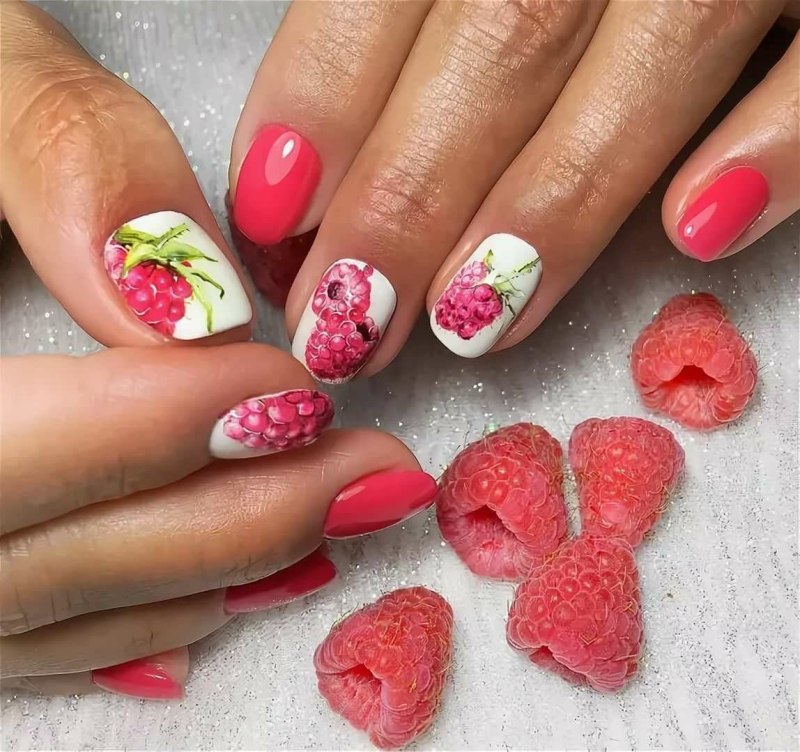 Маникюр с ягодами