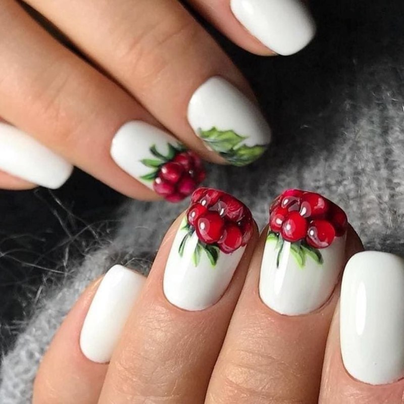 Ягоды на ногтях