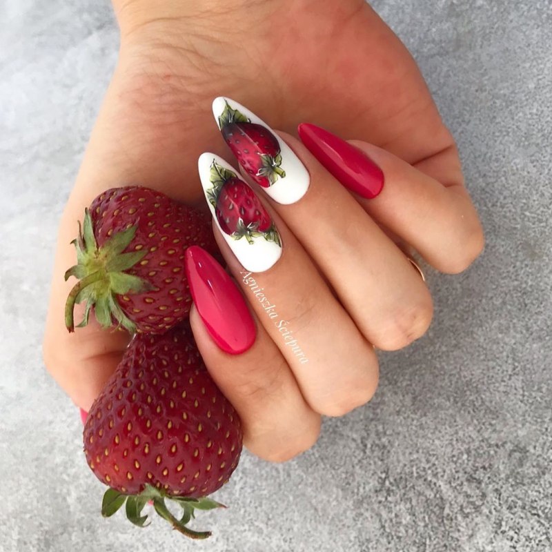Летний маникюр с клубникой