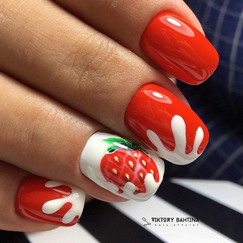 Маникюр с клубникой
