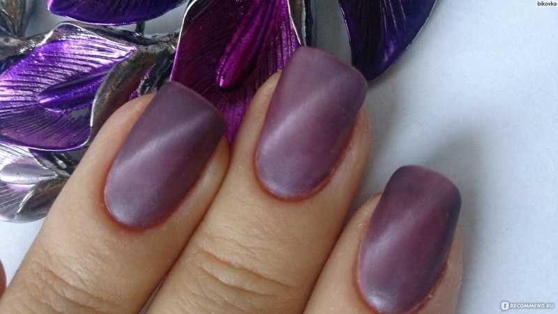 Кошачий глаз на фиолетовой подложке